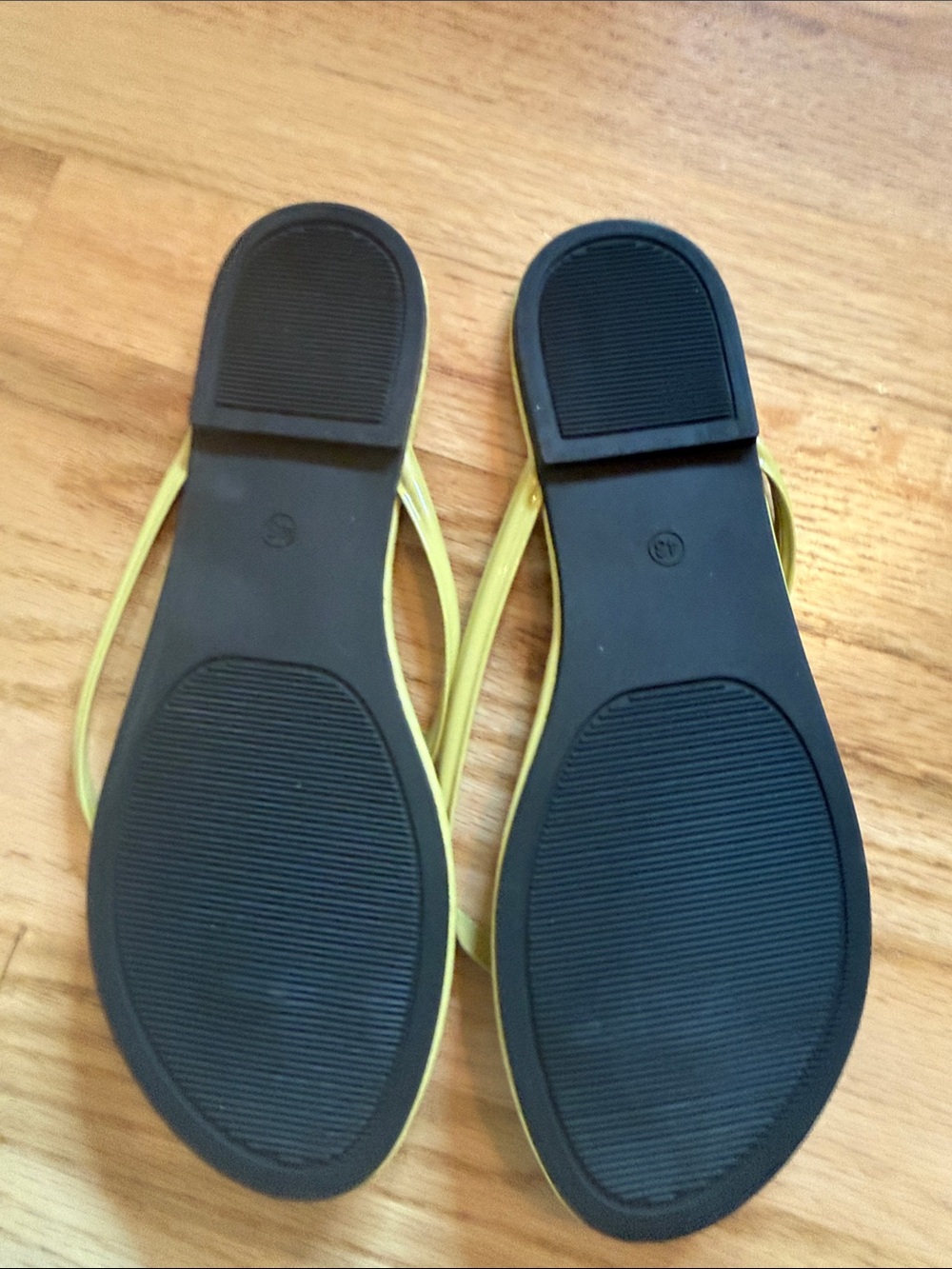 NWT Women's Yellow Slim-Strap Flip Flops - Banana Yellow - Picture 2 of 3